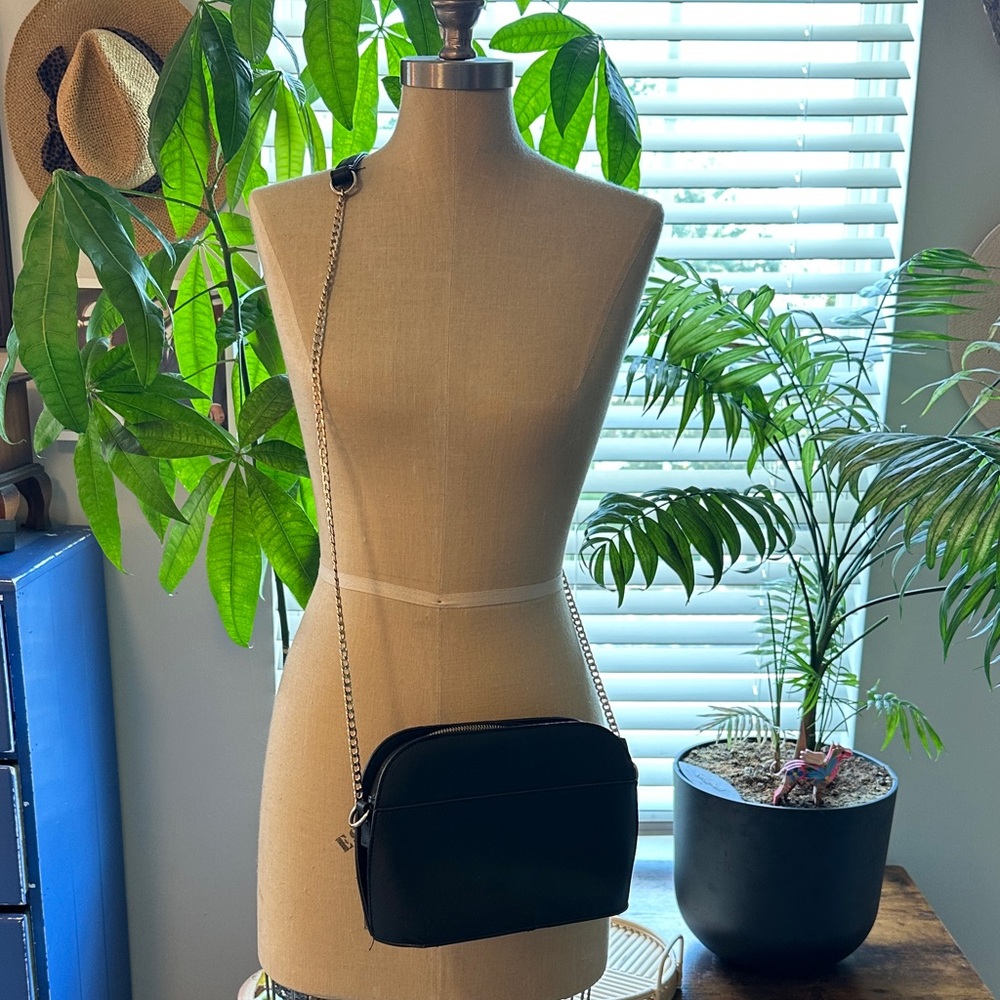 Chic Black Crossbody Bag with Chain Strap